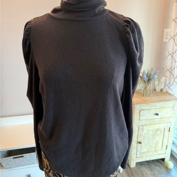 𝅺soft black turtleneck with slight puff shoulder classic
Staple size large - Picture 1 of 6